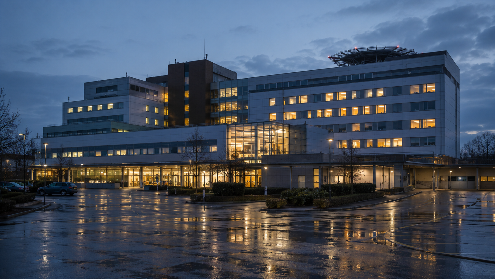 Modernes Krankenhaus bei Dmmerung