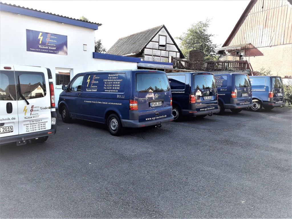 EGI-Technik Fuhrpark vor dem Firmensitz Morsbach