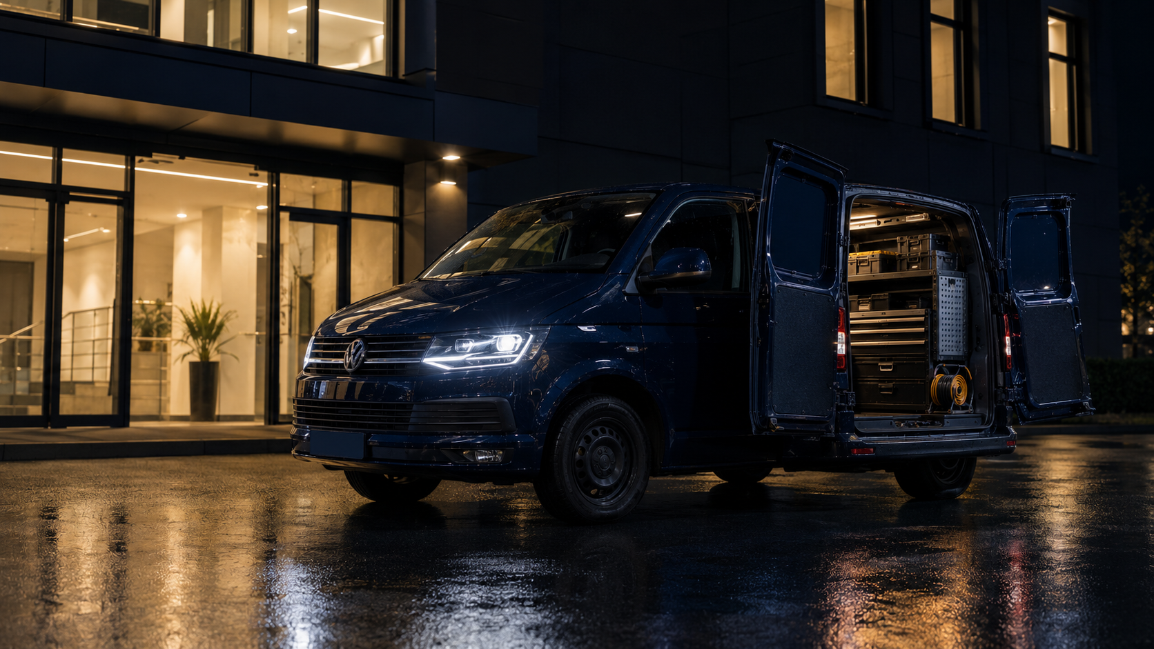 Service-Van bei Nacht vor Kundenobjekt